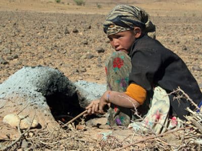 Enfant nomade dans le desert