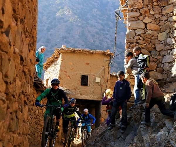 VTT Maroc traversee d'un village de l'Atlas