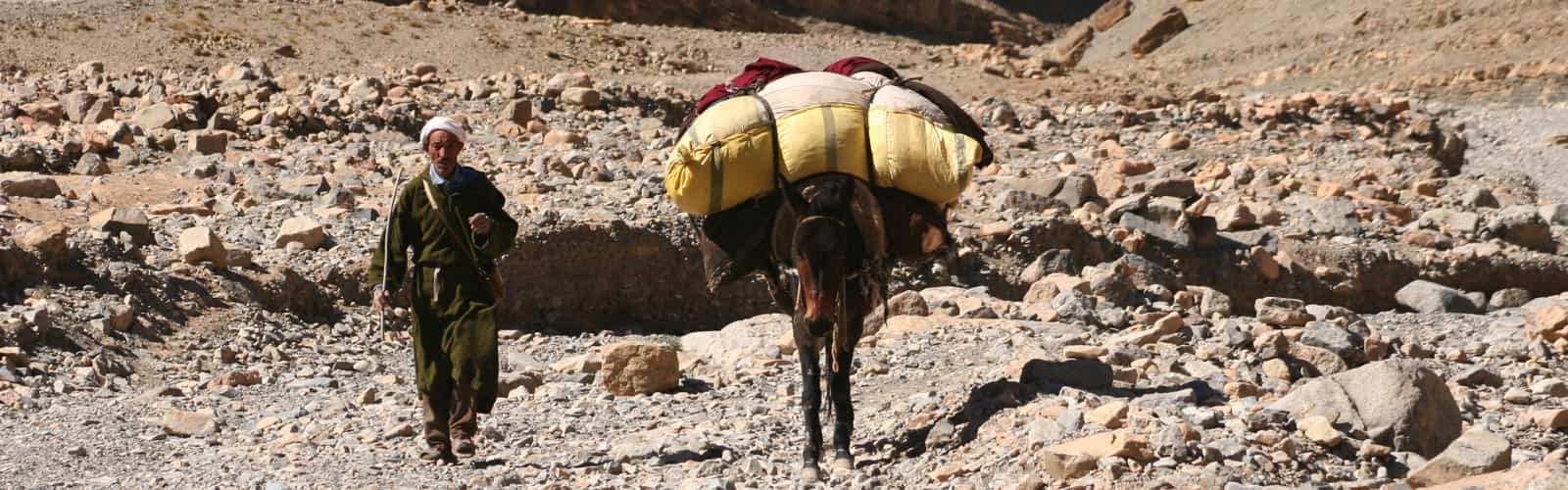 Rencontre d'un nomade revenant du souk dans l'Atlas lors d'un circuit 4x4 Marrakech 