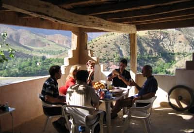 VTT Maroc, repos des vetetistes au gite d'Anergui