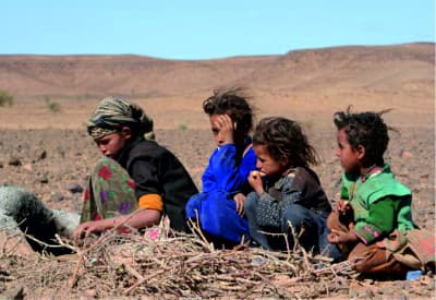 Enfants nomades dans le desert