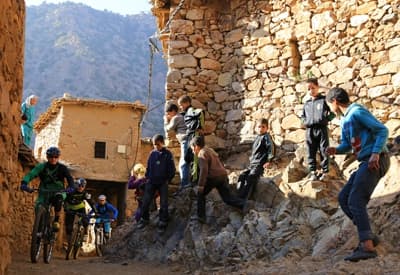 Traversee d'un village de l'Atlas marocain à VTT